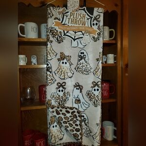 Envogue Reversible Plush Throw/Blanket with Ghost and Leopard Print